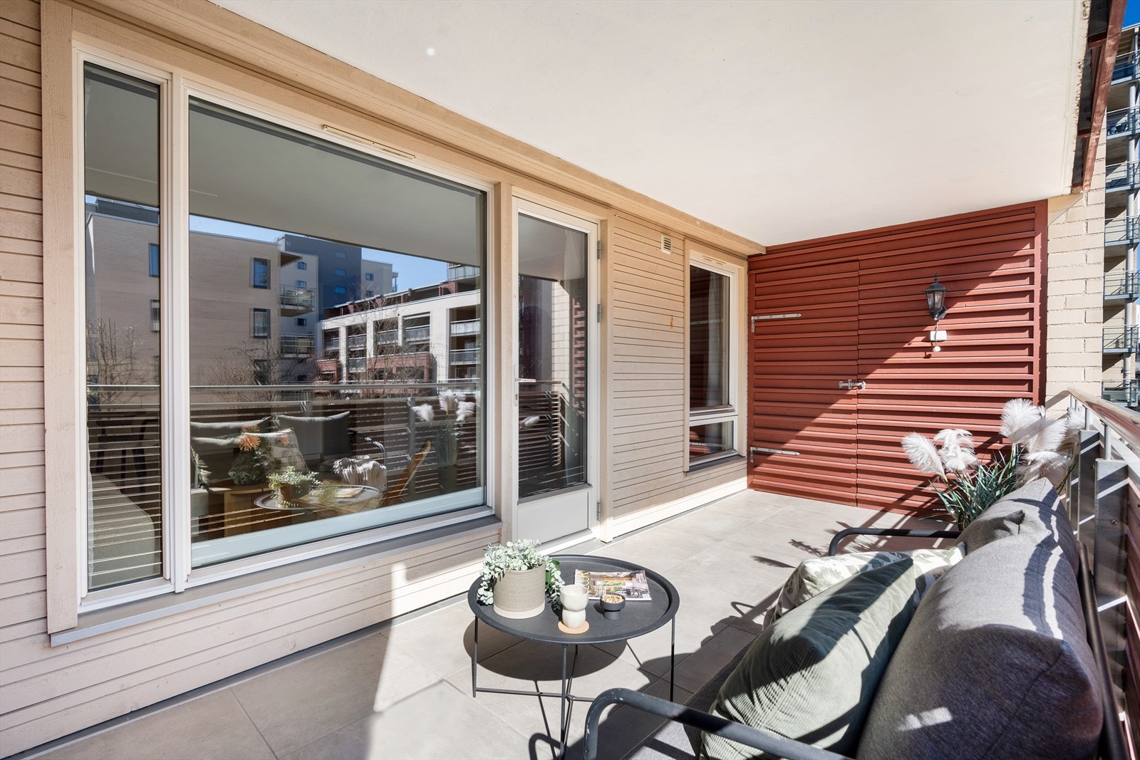 Balkongen blir som en forlengelse av stuen i sommerhalvåret! Galleribilde