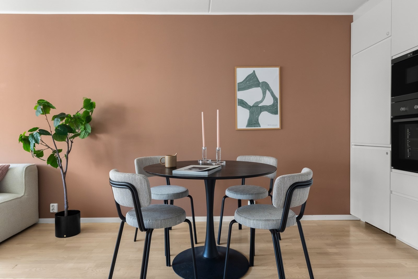 Den sosiale og åpne planløsningen gjør det enkelt å underholde gjester mens maten klargjøres! Galleribilde