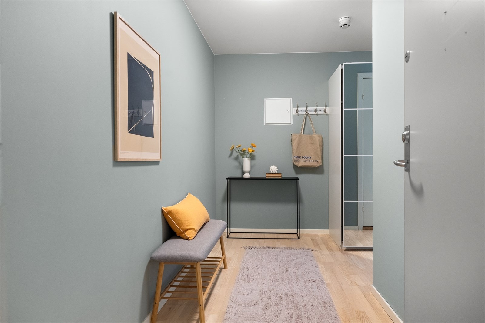 Lys og innbydende entré med plass til å henge fra seg yttertøy og sette fra seg sko. Galleribilde