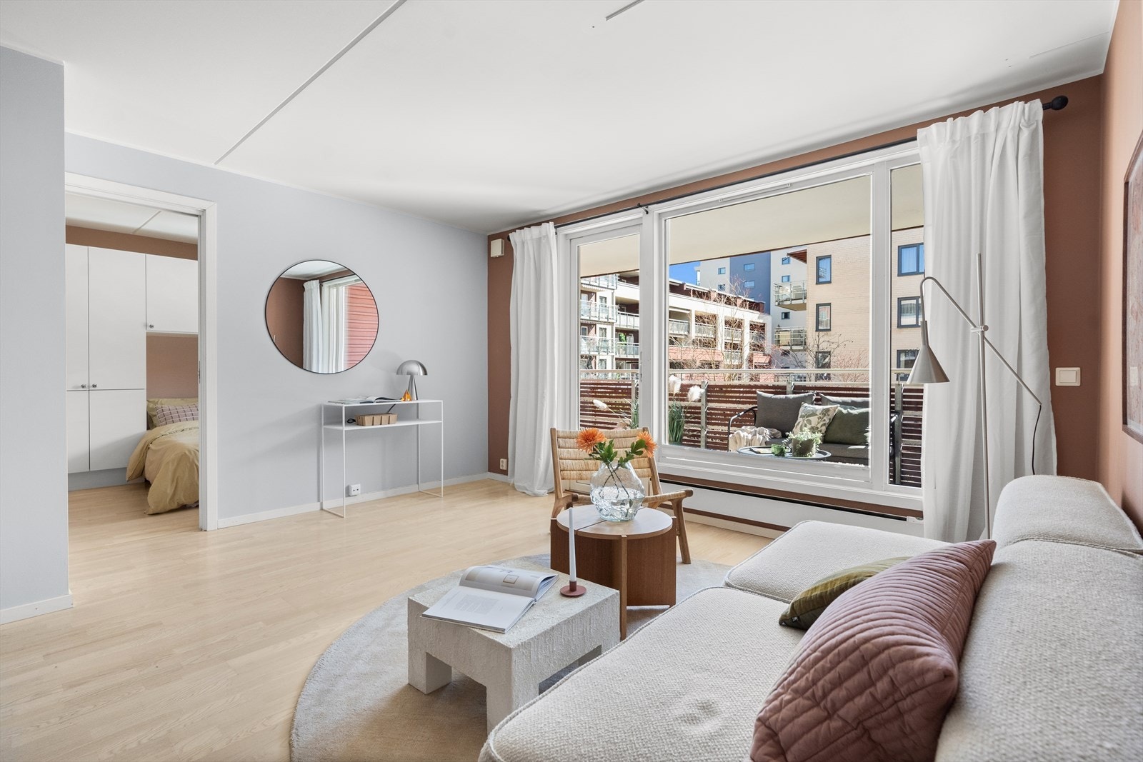 Leilighetens stue er av god størrelse, og rommet oppleves som luftig og åpent. Galleribilde