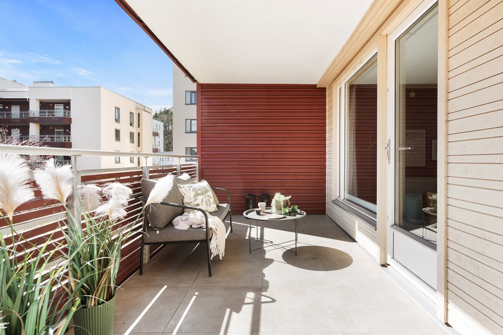 Her ute er det god plass til utemøbler, samt gass-/elektrisk grill. Galleribilde