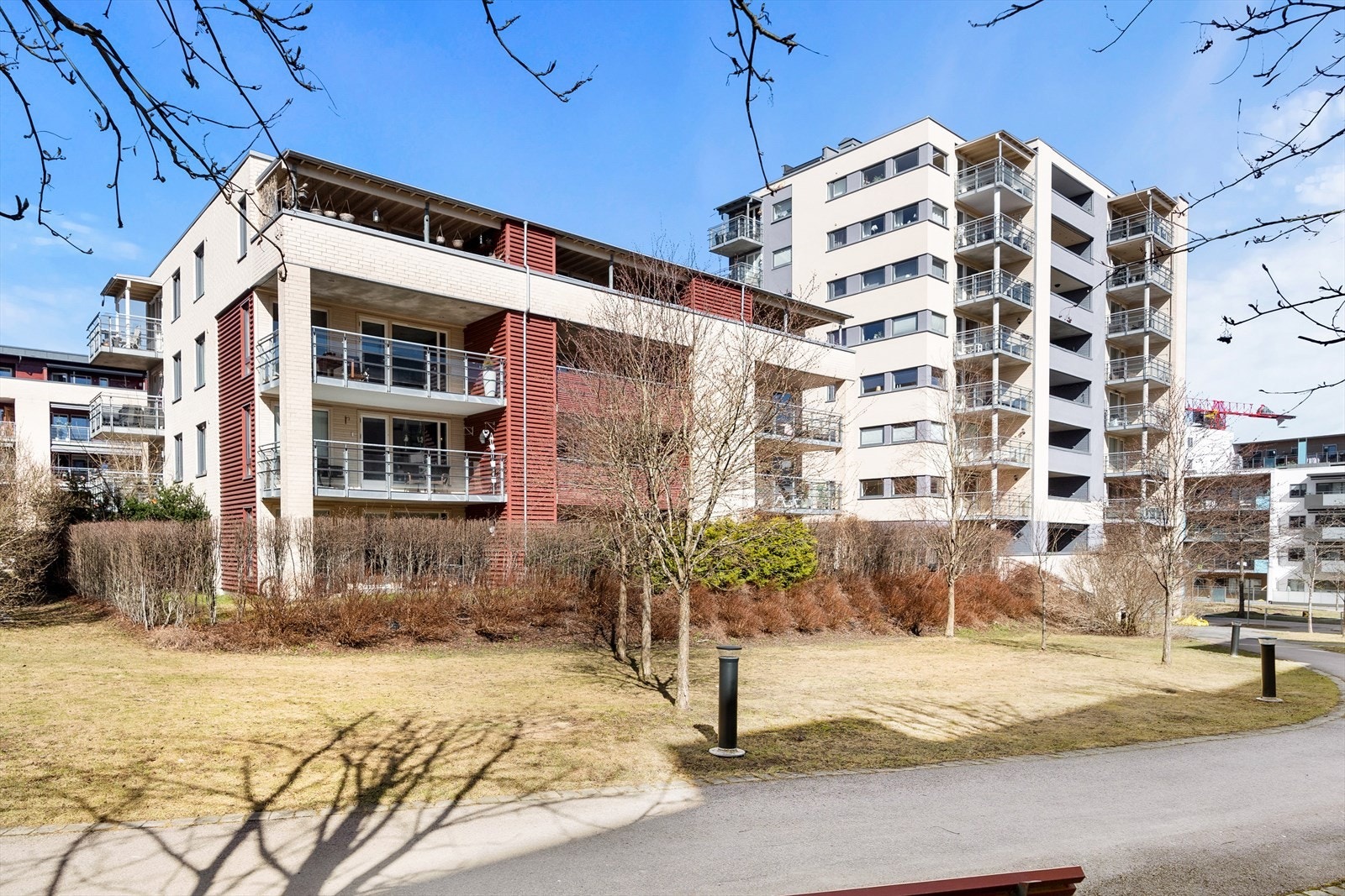 Borettslagets fellesarealer. Leiligheten har garasjeplass i lukket felles anlegg under blokkene. Galleribilde