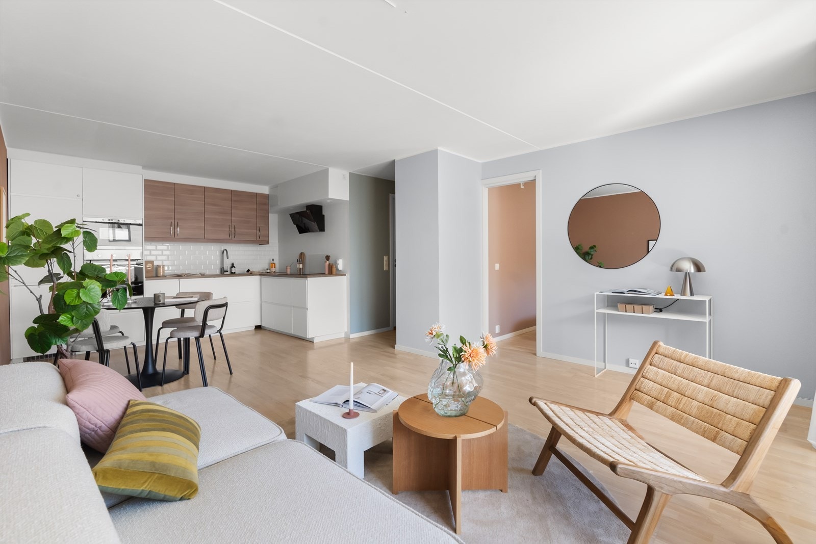 Rommet har god plass til sofaseksjon, tv-møbel og spisegruppe. Galleribilde