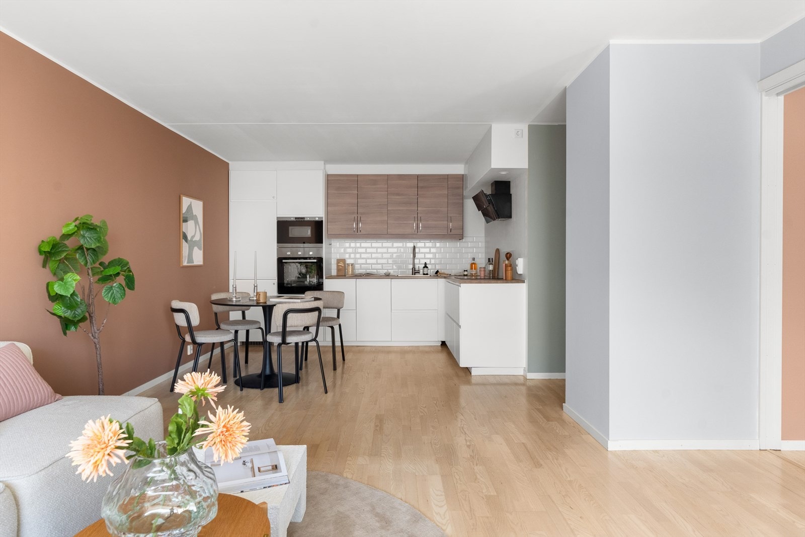 Videre ligger stuen i åpen løsning mot kjøkkenet, som skaper et sosialt allrom. Galleribilde