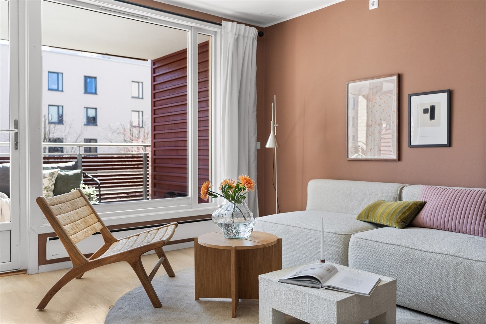 De store vindusflatene slipper inn rikelig med naturlig lys, og skaper en fin atmosfære i rommet. Galleribilde