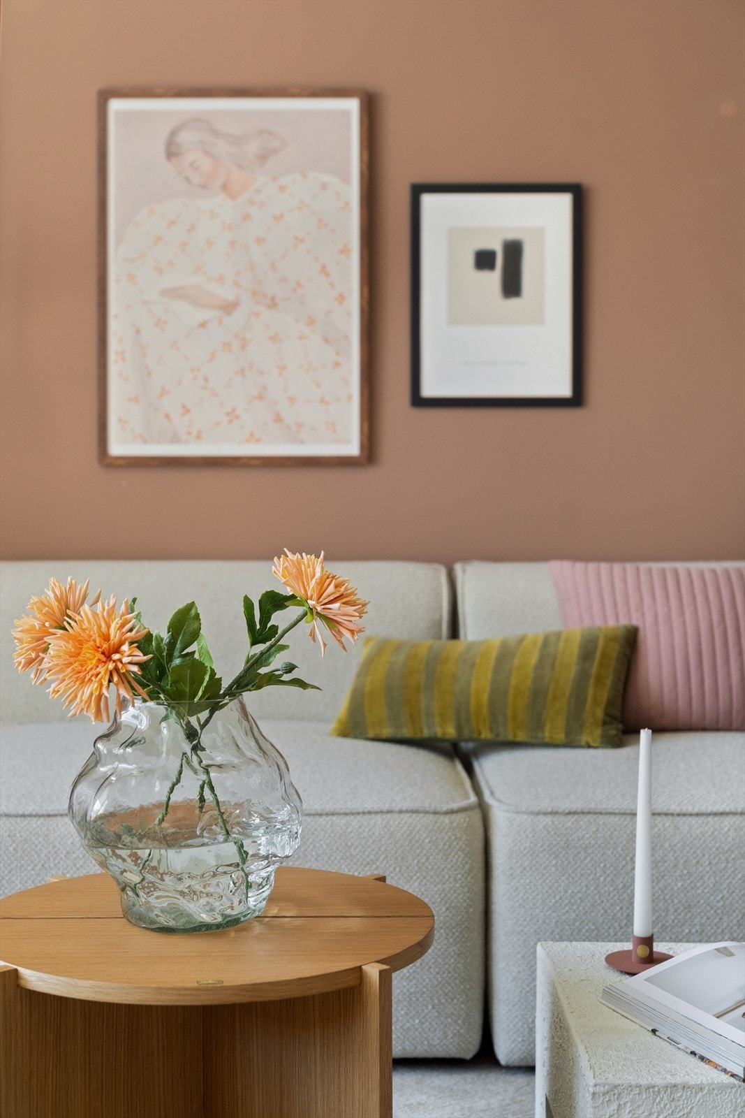 Veggene er blitt malt i tidsriktige og varme toner. Galleribilde