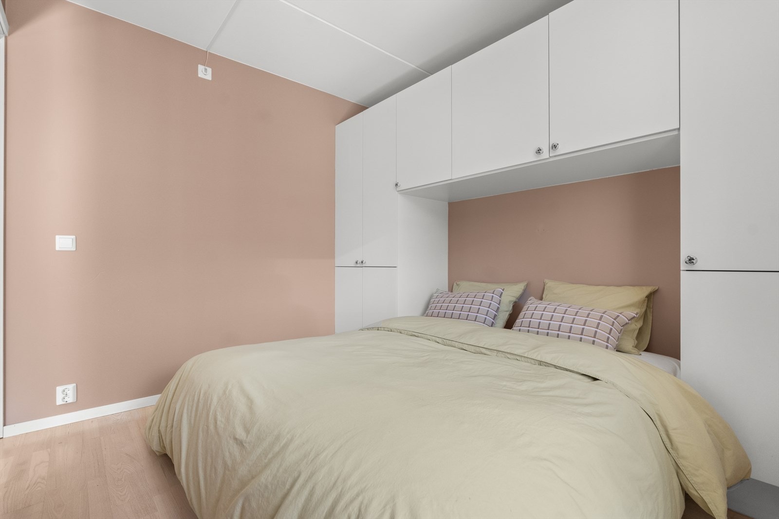 I tillegg er det etablert en smart garderobeløsning rundt sengen. Galleribilde