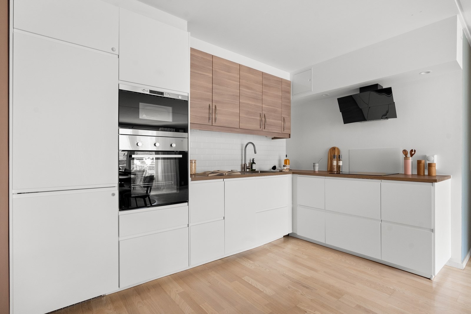 nnredningen har matte hvite fronter, benkeplate i laminat, samt nedsenket oppvaskkum. Det er belysning med spotter som er dimbare og stikkontakter under overskap. Galleribilde