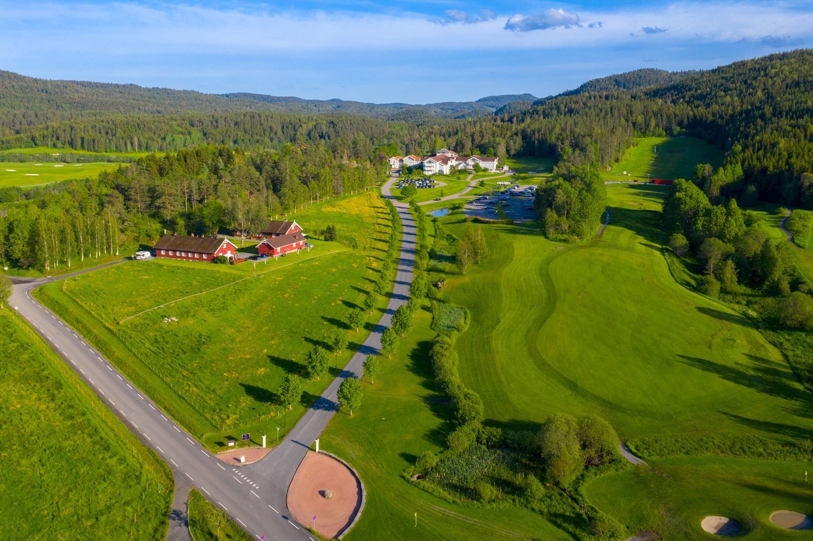 Losby med besøksgård, kafé, restaurant, hotell og golbane m.m. Galleribilde