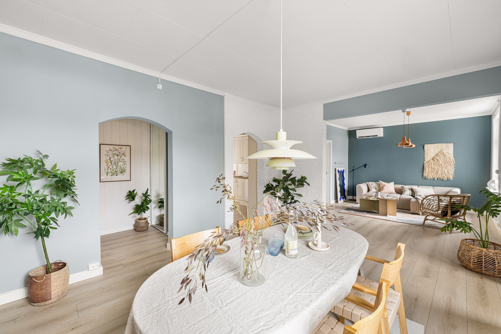 I spisestuen er det god takhøyde på 2,67 meter Galleribilde