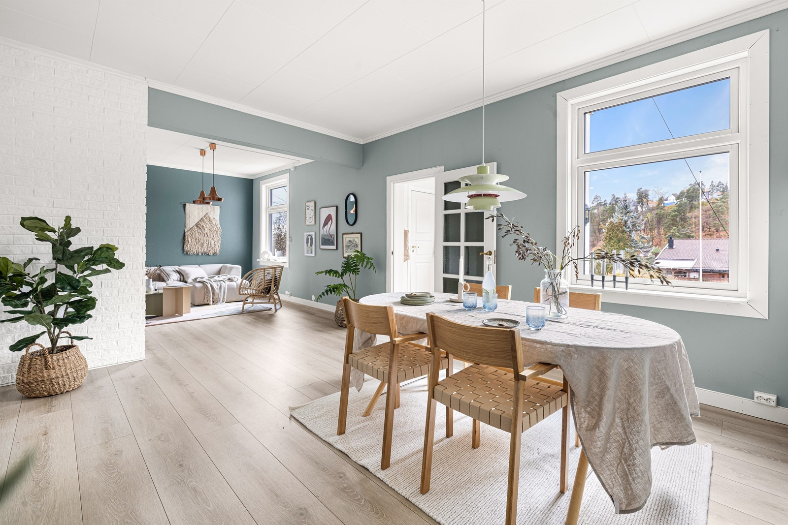 Boligen har en svært delikat stue hvor det er god plass for langbord og annet passende møblement Galleribilde