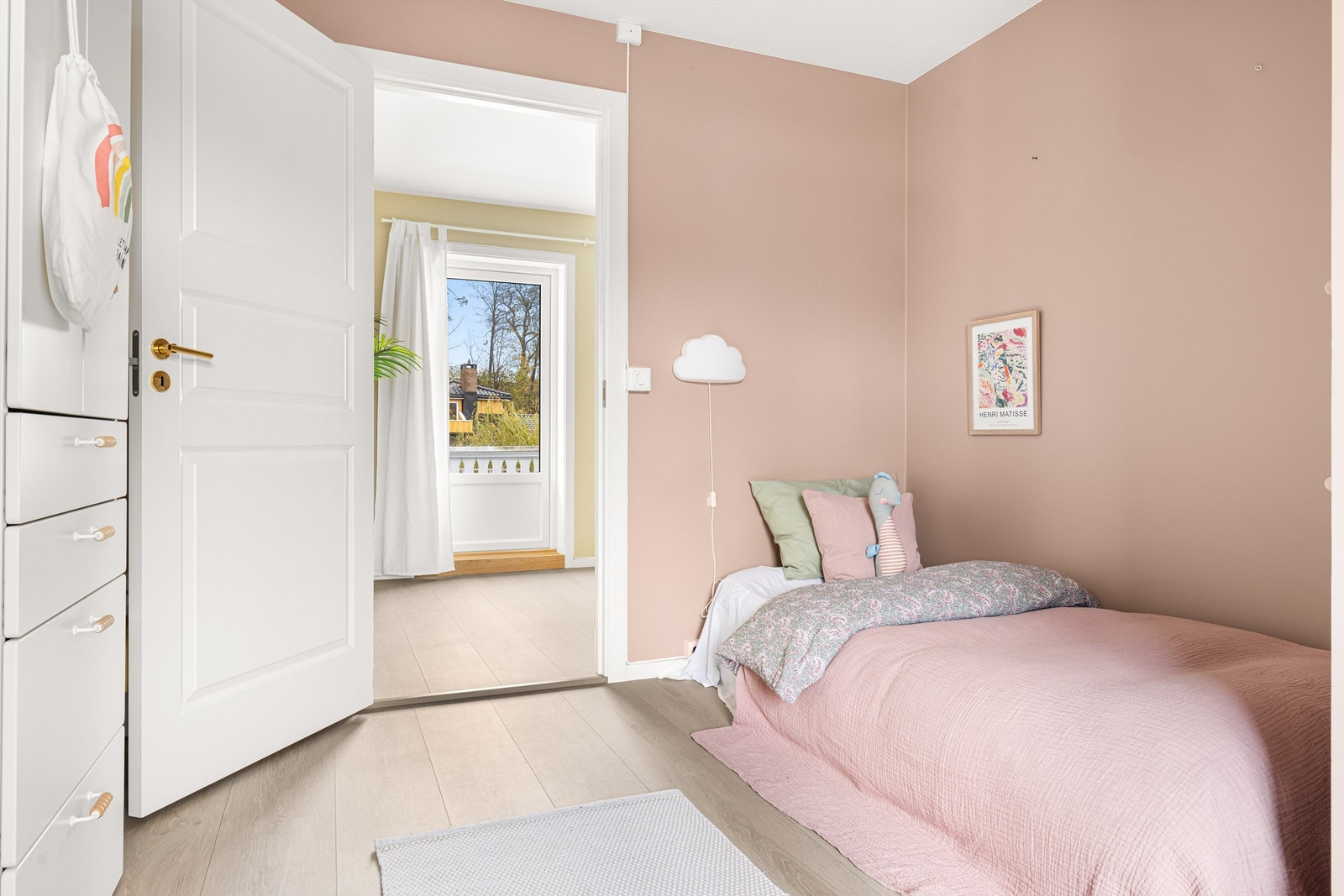 Hyggelig soverom med plass til seng, skap og annet passende møblement Galleribilde