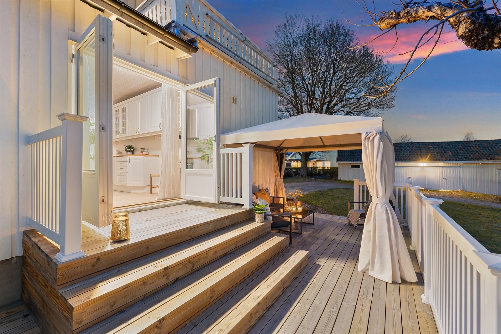 Terrasse med utgang fra kjøkkenet Galleribilde