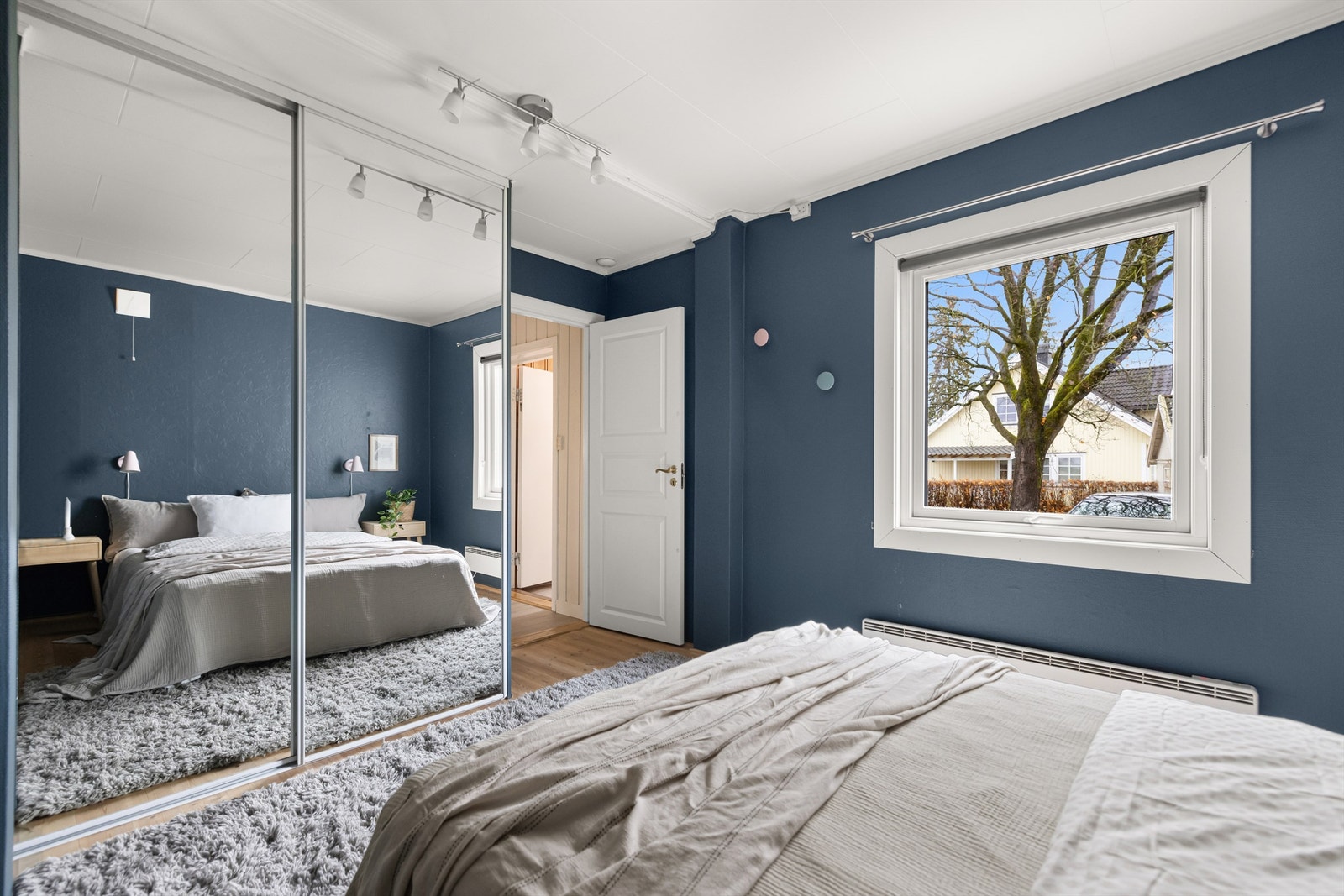 Soverommet har skyvedørsgarderobe Galleribilde