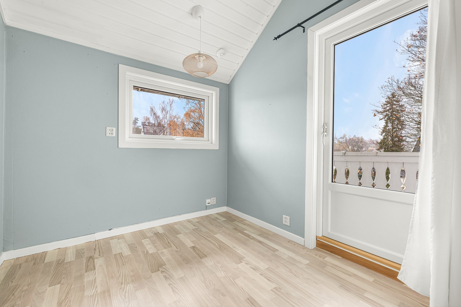 I 2. etasje finner du også et kontor med egen utgang til en liten balkong via dør Galleribilde