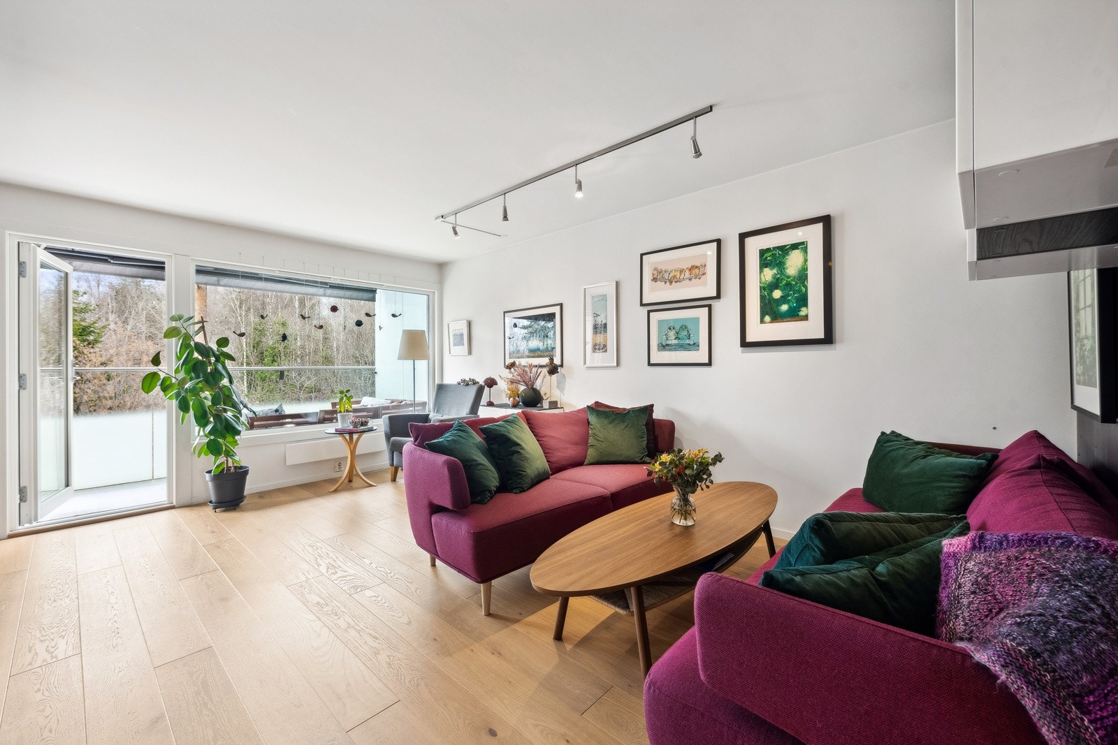 Stuen har god plass til både sittegruppe og spisebord Galleribilde