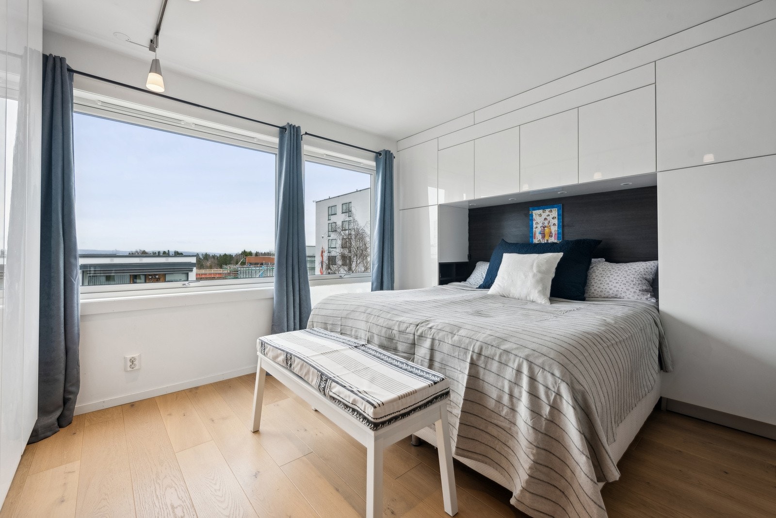 Leiligheten har 3 romslige soverom - her fra hovedsoverom med god skapplass og eget garderoberom Galleribilde