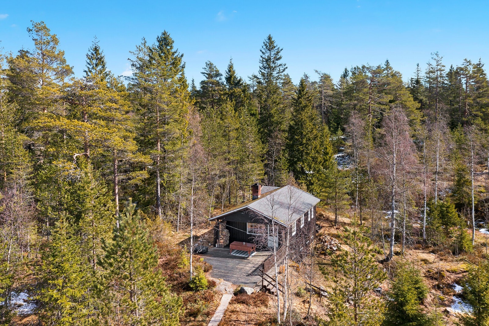 Hytta har fin beliggenhet i et etablert hytteområde på Breivann omgitt av naturskjønne omgivelser med skog, vann og vakker natur. Galleribilde