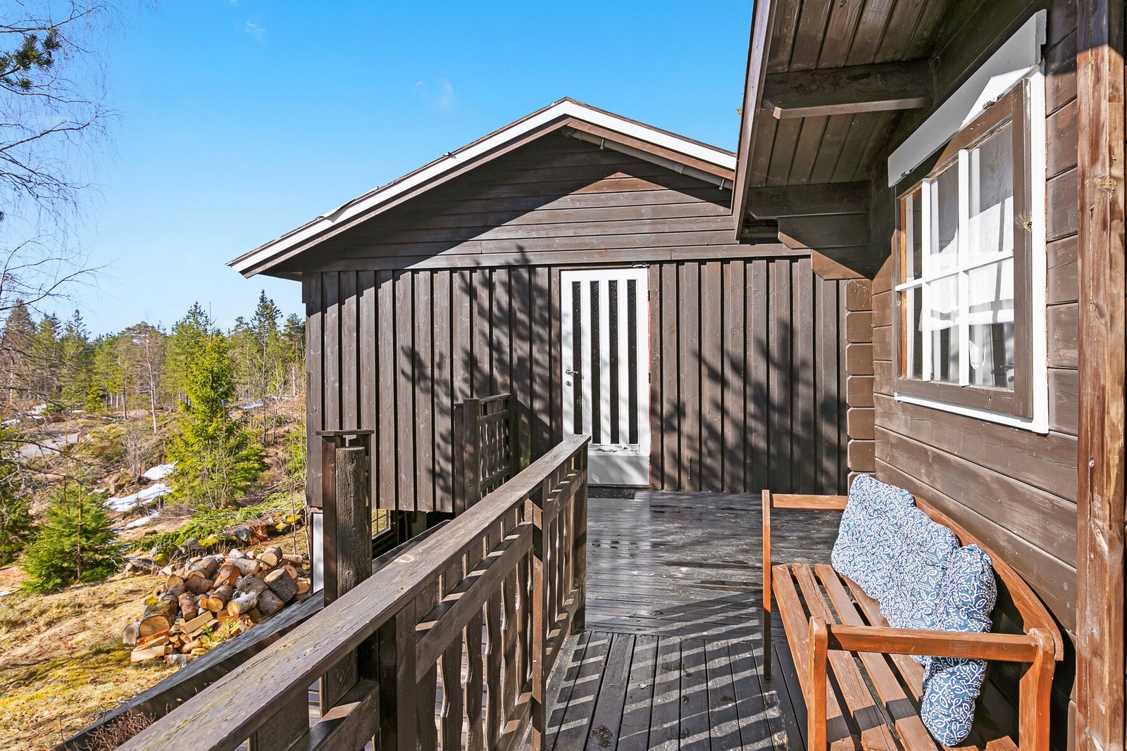 Slapp av med en kopp kaffe i solveggen. Døren er nylig skiftet. Galleribilde