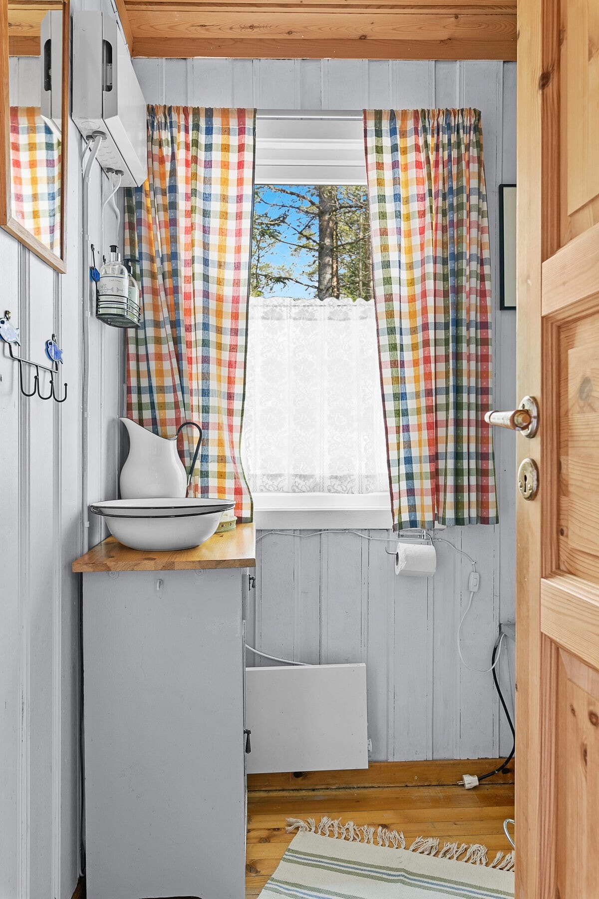 Hytta har et rom med utedo og pumpedusj. Galleribilde