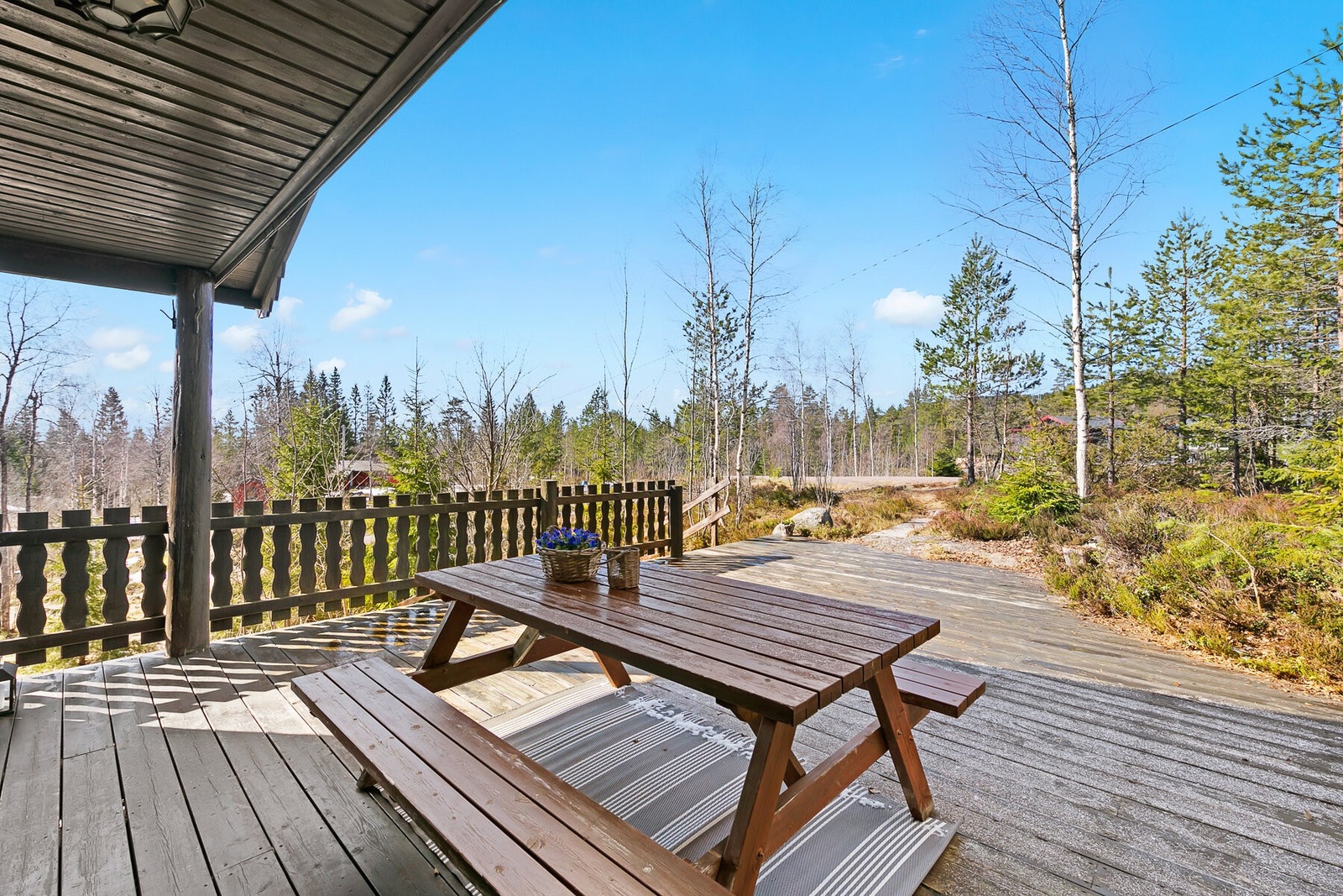 Stor terrasse i tilknytning til hytta. Galleribilde