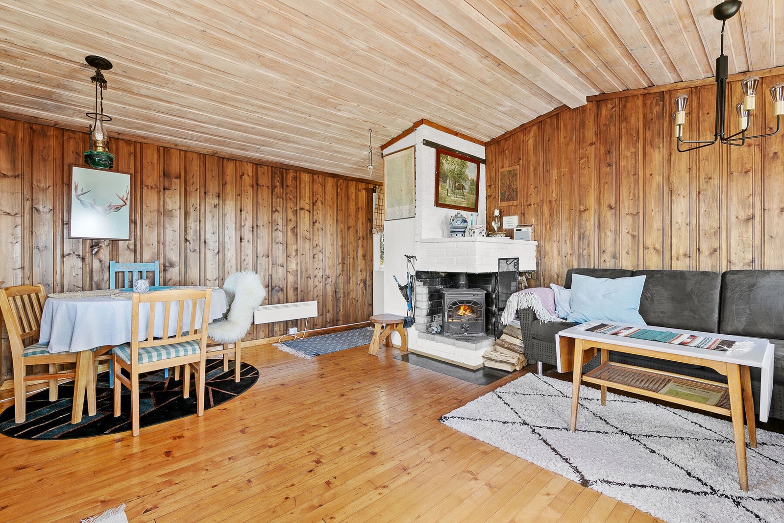 Stue med god plass til flere sittegrupper. Galleribilde