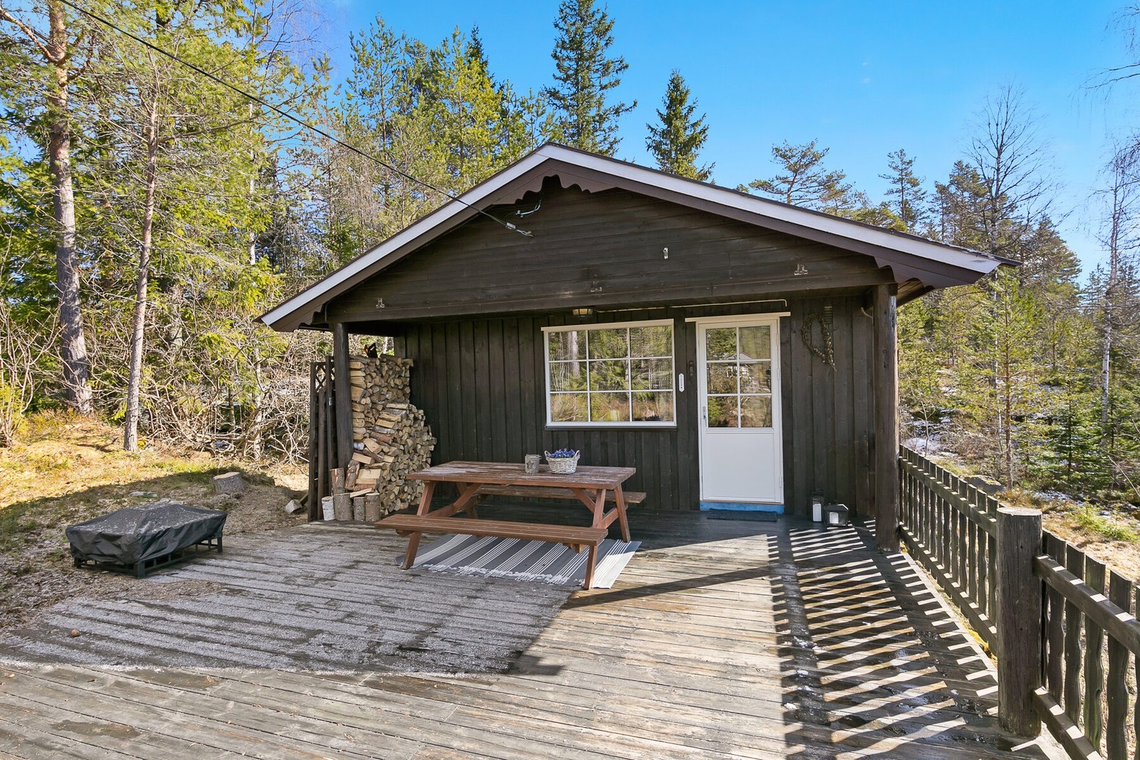 Deler av uteplassen er takoverbygget slik at du sitter litt mer skjermet for vær og vind. Galleribilde