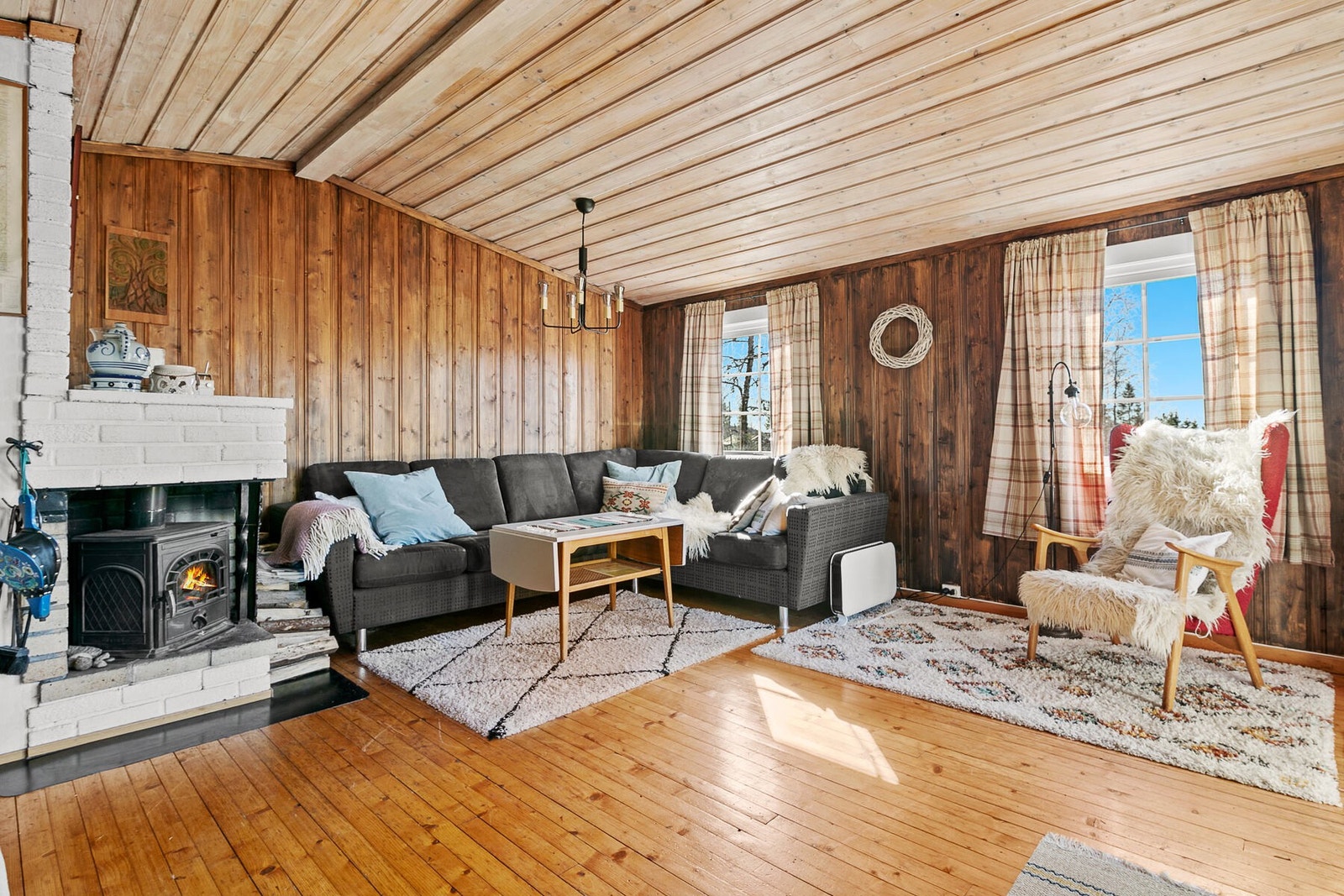 Koselig vedovn sørger for å holde hytta god og varm på kalde dager. Galleribilde