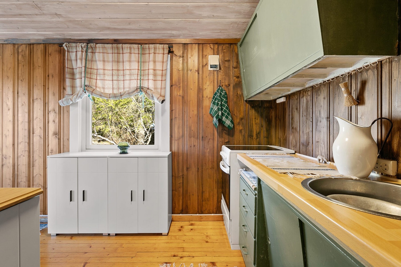 Kjøkkenet har kjøleskap og komfyr som medfølger. Galleribilde