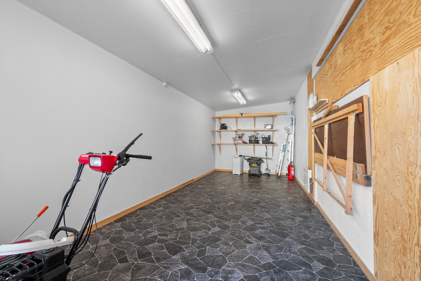 Den isolerte garasjen er oppvarmet og har god belysning. Galleribilde