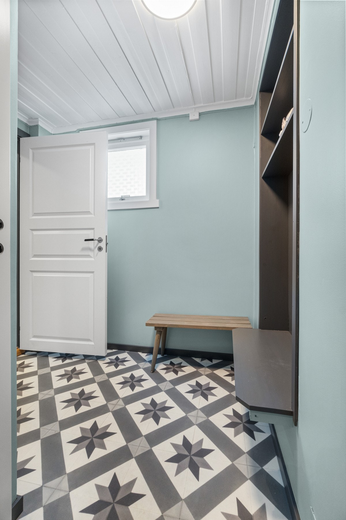 Nærliggende vaskerommet er det et avkledningsrom like utenfor badstuen. Galleribilde