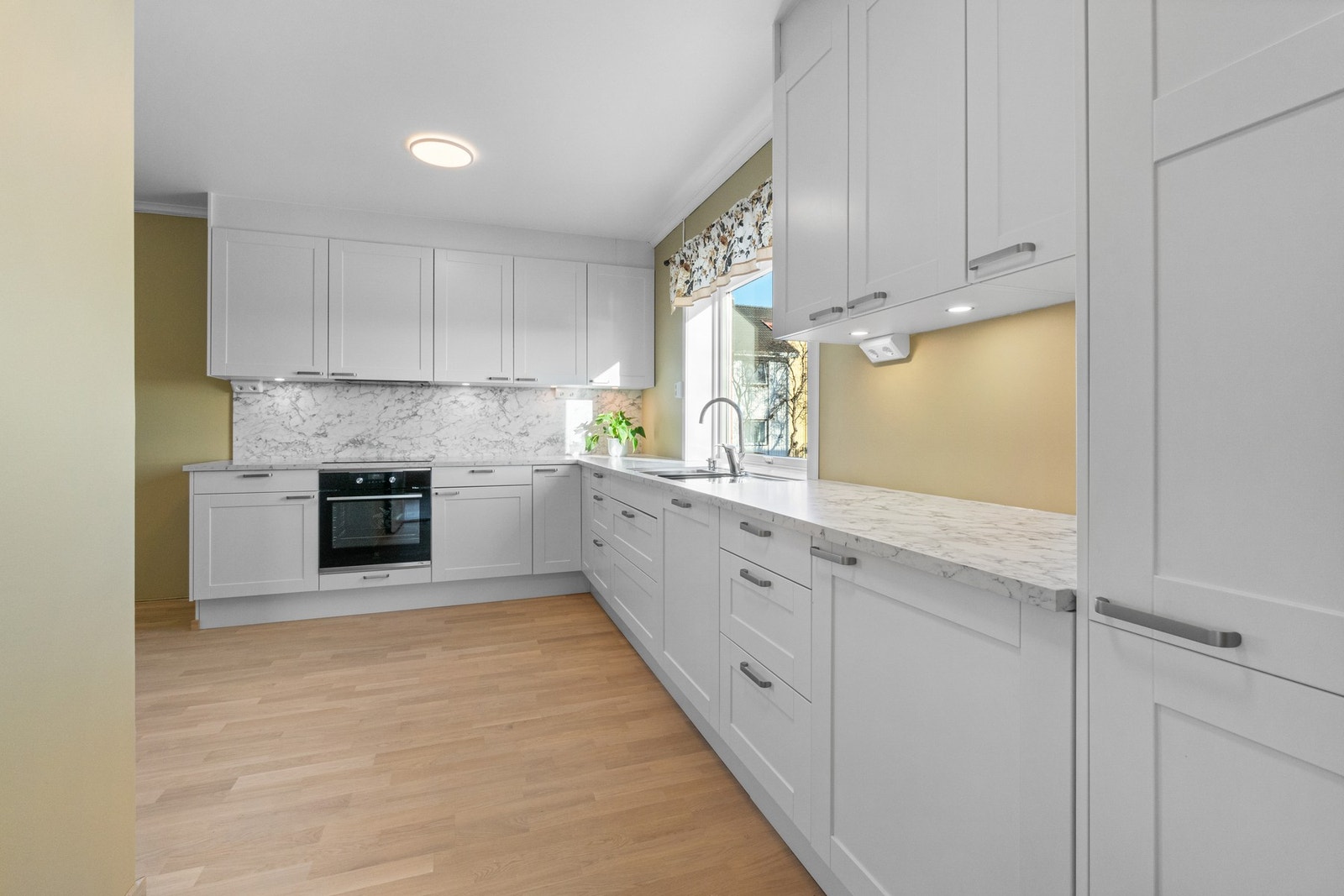 Kjøkkenet fremstår som moderne og delikat, og er nytt fra 2024. Galleribilde