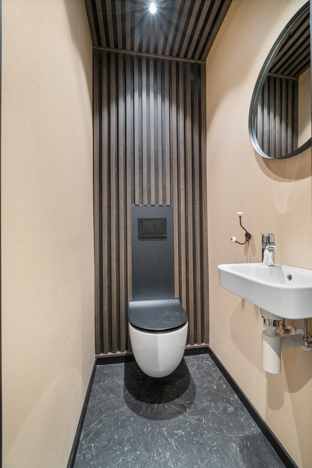 Toalettrommet er også pusset opp i 2024, og har moderne tidsriktige farger. Galleribilde