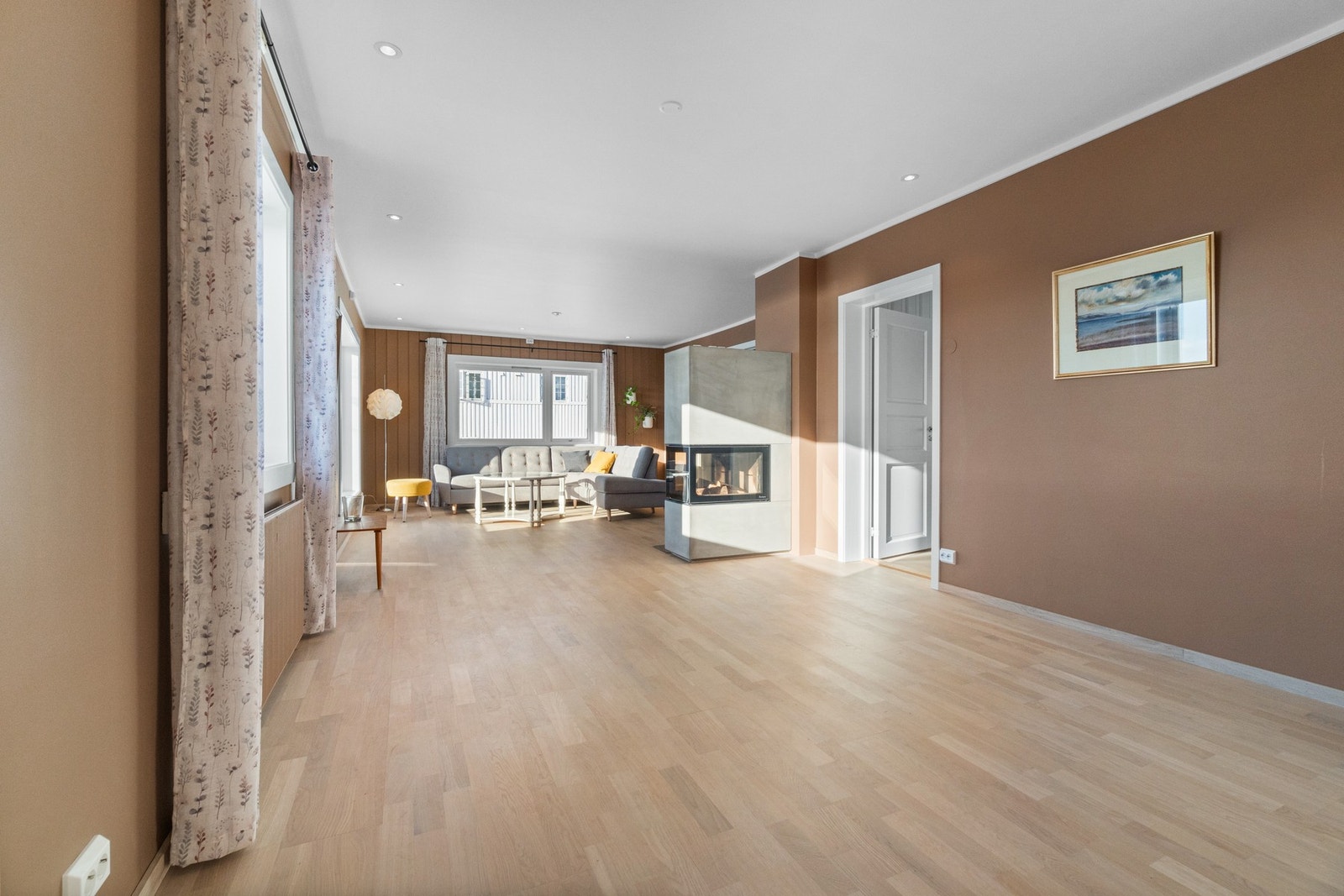 Boligen er godt oppgradert de siste årene. Denne stuen måler hele 36 kvm. Galleribilde