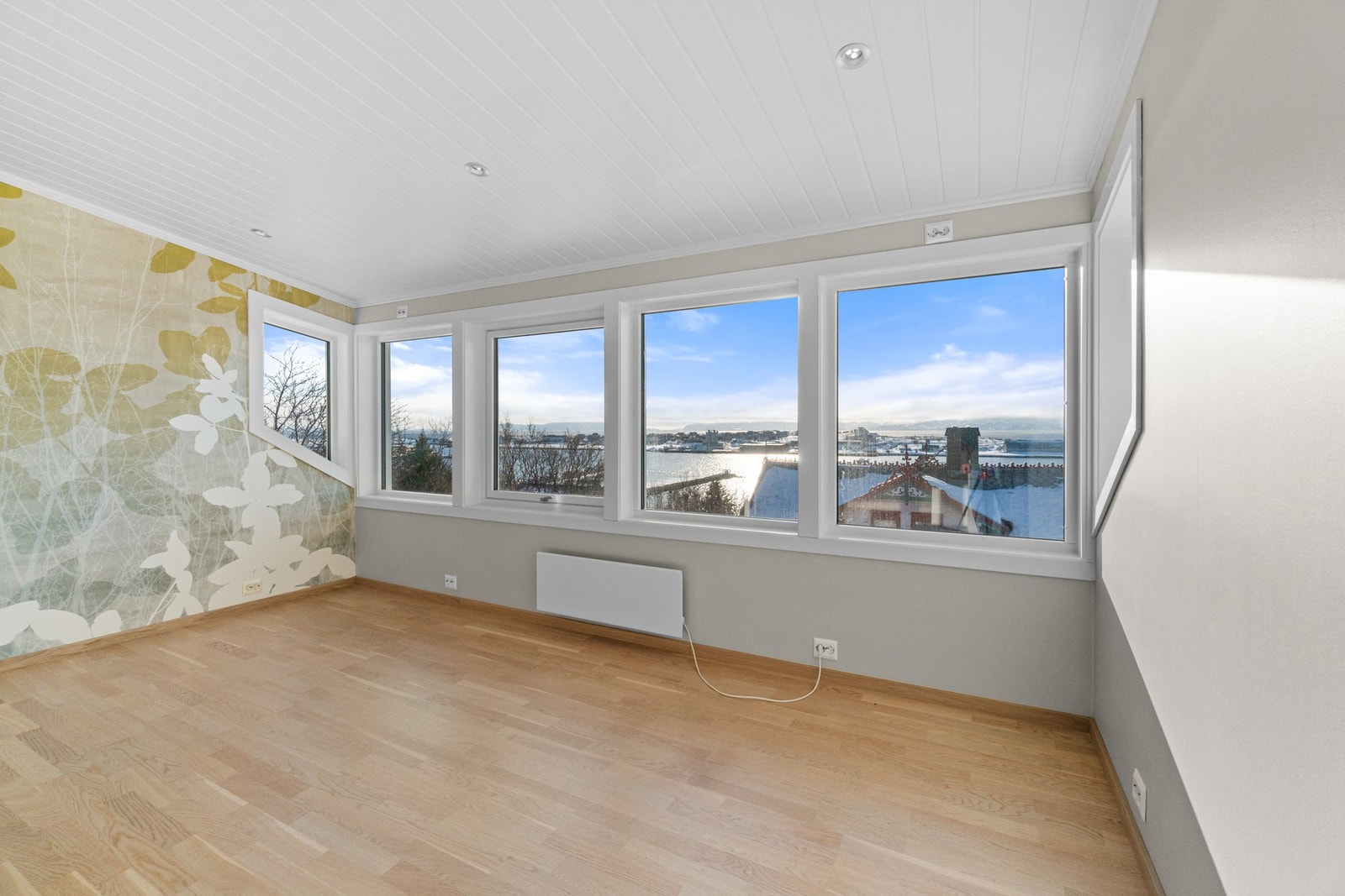 Her ligger man fint til over havnebassenget og har en langstrakt sjøutsikt. Galleribilde