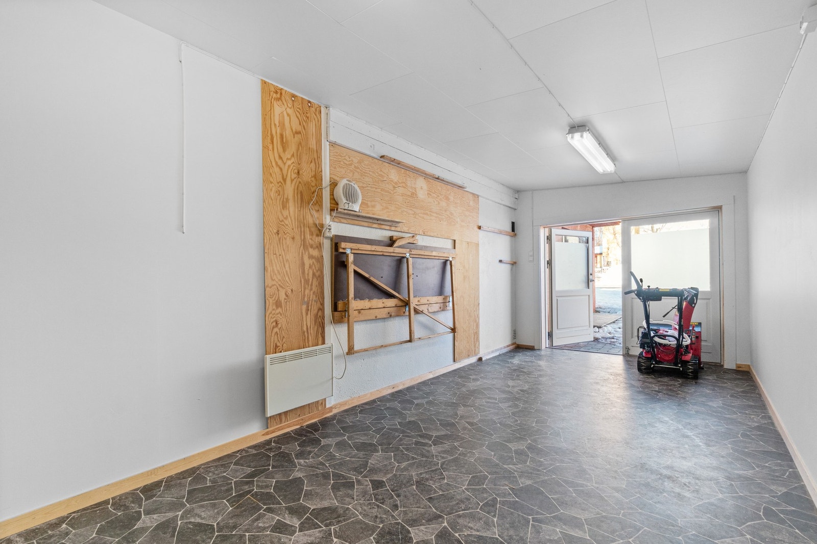 Her er det belegg på gulvet og gode lagringsmuligheter. Galleribilde