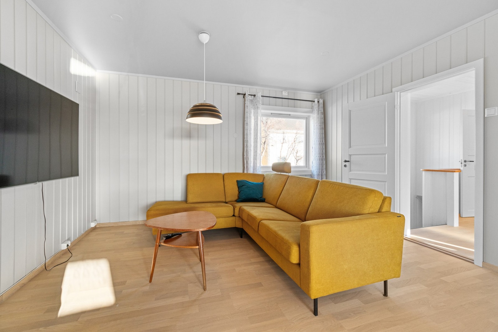 Videre i etasjen er det en romslig tv-stue på 16 kvm. Galleribilde