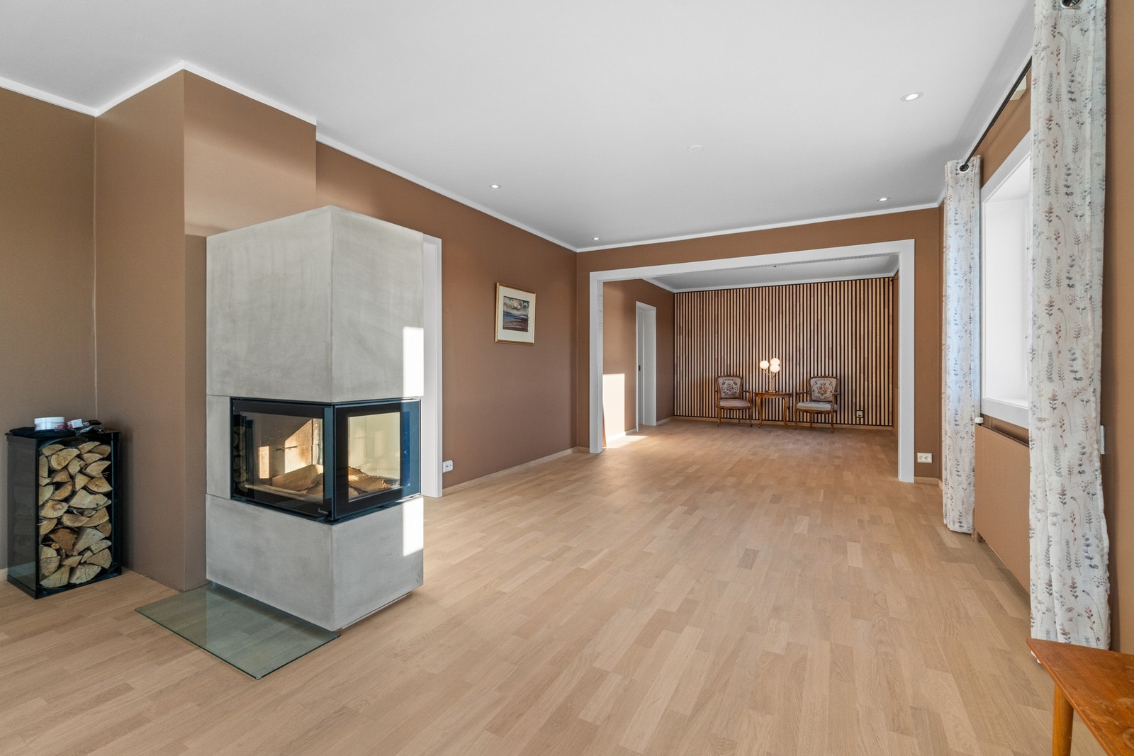 Velkommen inn! I boligens 2.etasje er det 3 romslige stuer, et stort kjøkken og toalettrom. Galleribilde