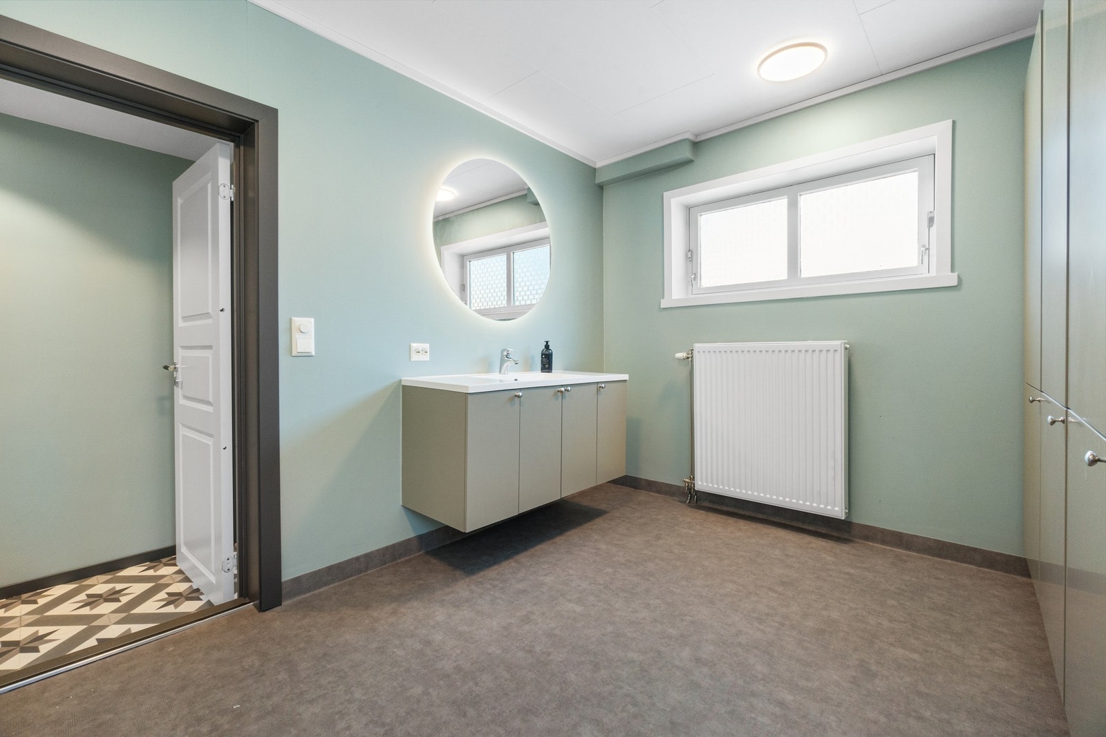 Vaskerommet ble pusset opp i 2024 og har delikate, moderne farger. Galleribilde