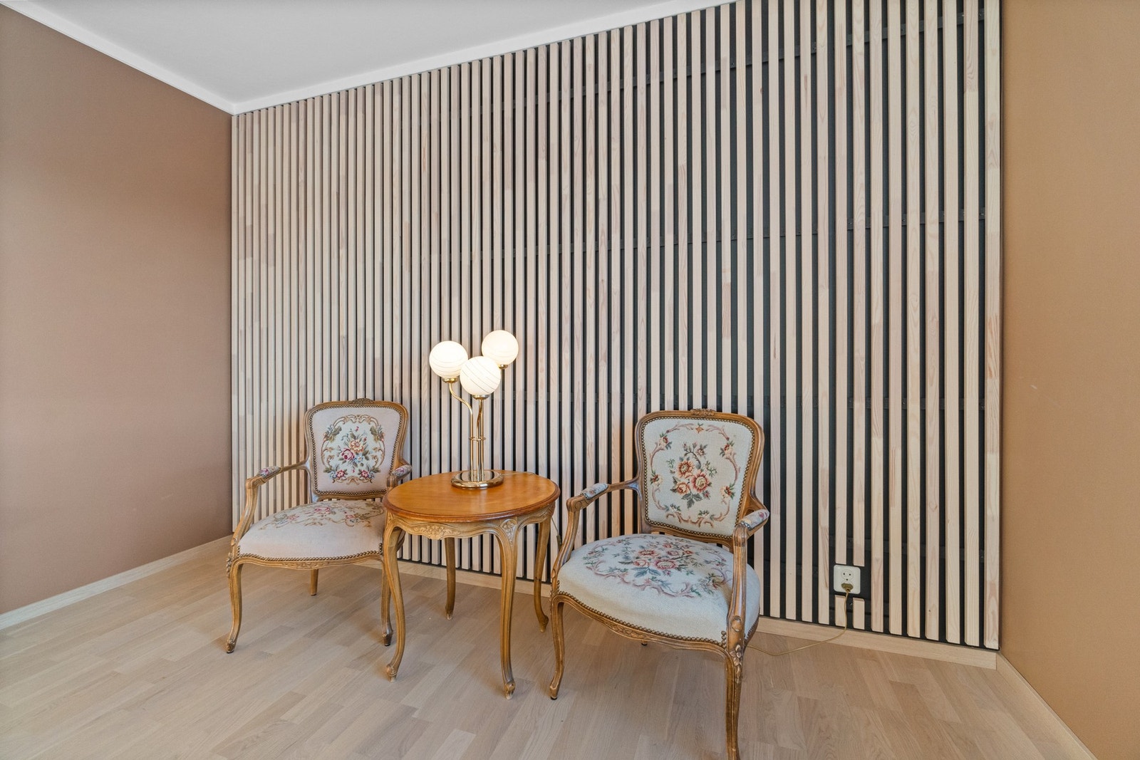 Videre er det en spisestue med spilevegg mot øst. Spisestuen måler ca. 13 kvm. Galleribilde