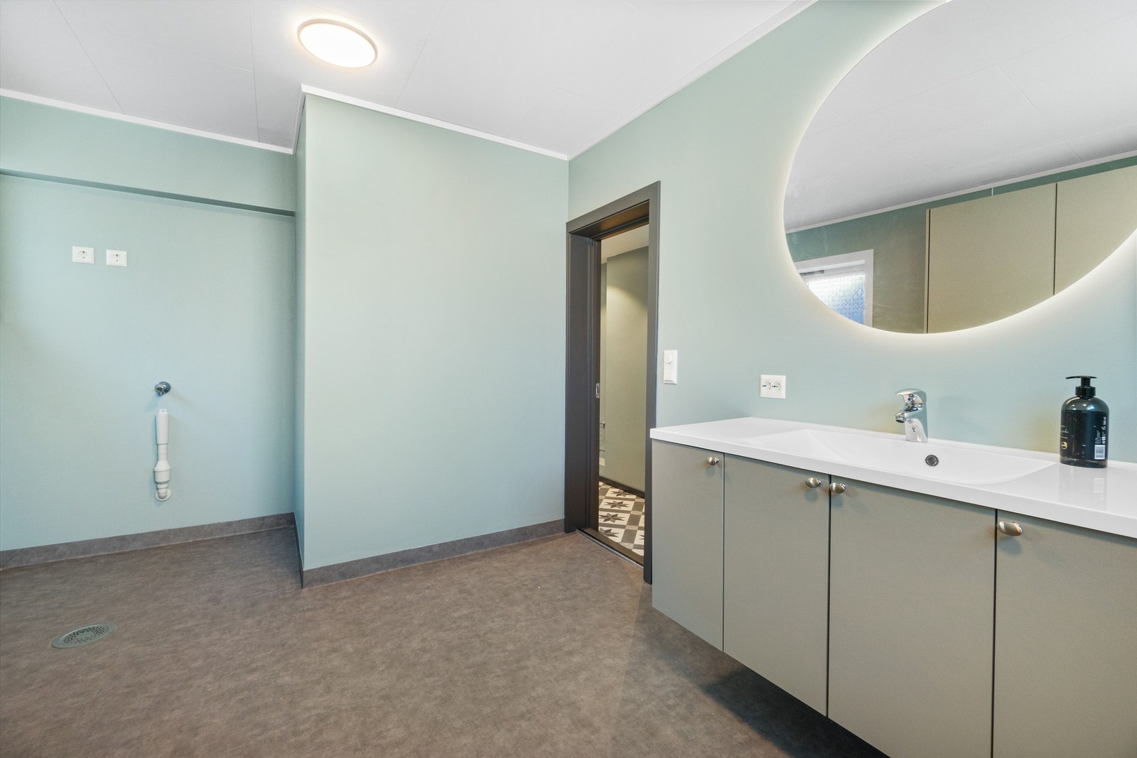 Her er det en stor innredning, opplegg for vaskemaskin, fin belysning mm. Galleribilde