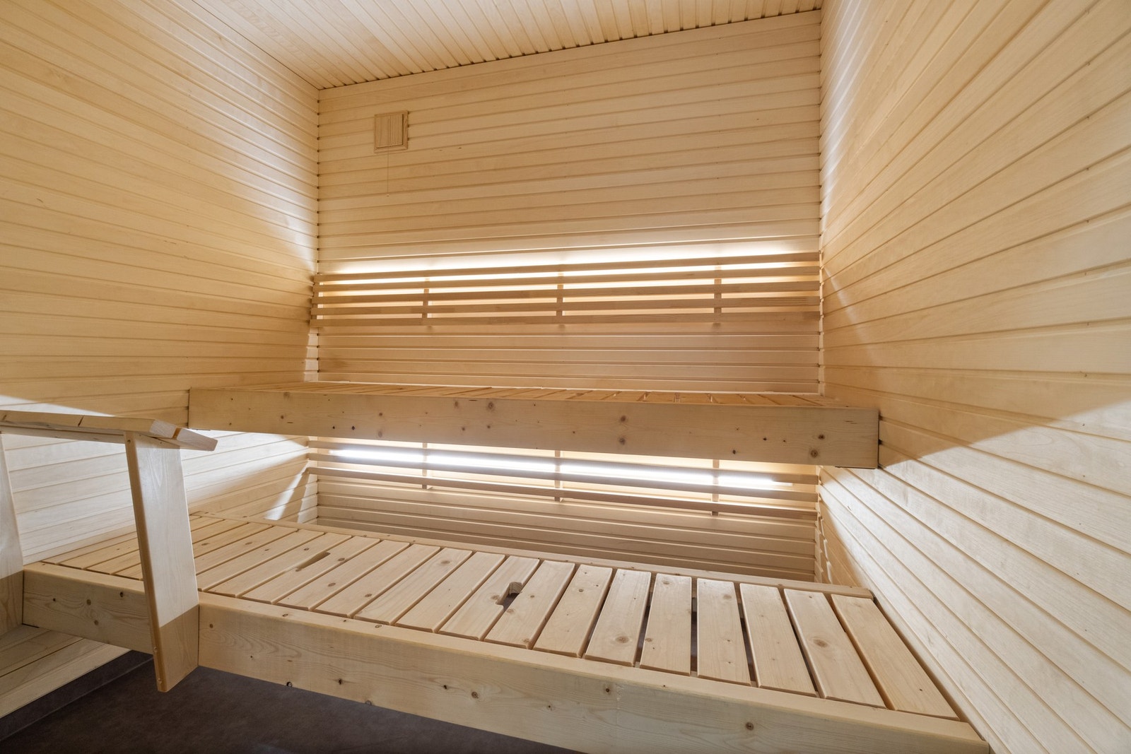 Romslig badstue med god plass til flere. Galleribilde