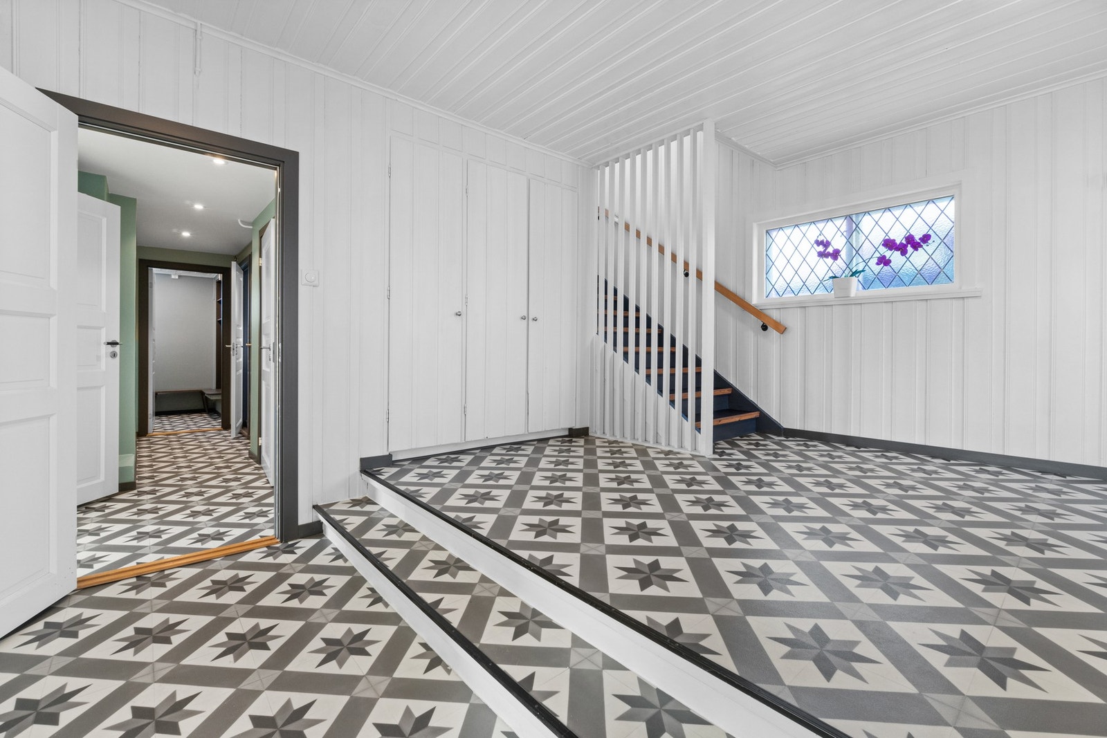 Boligens første etasje er svært innholdsrik med tre soverom, bad, vaskerom, toalettrom, badstu, entre/gang og to boder. Galleribilde