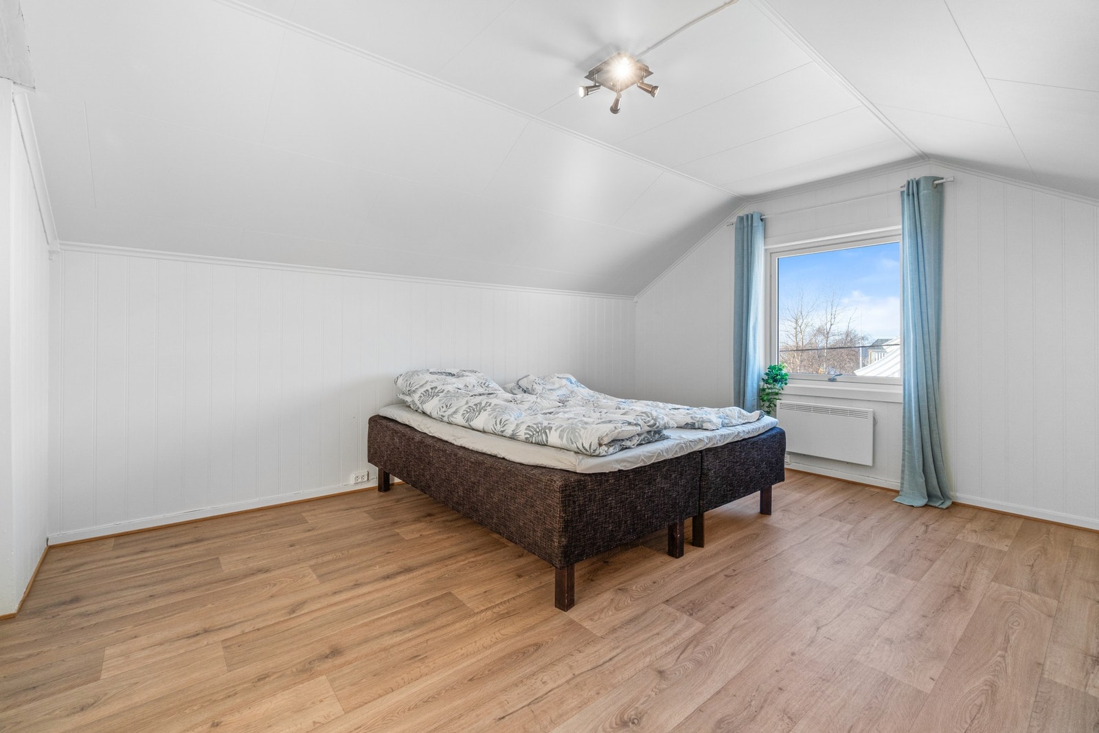 Soverommet mot vest har god plass til dobbeltseng og tilhørende møblement. Galleribilde