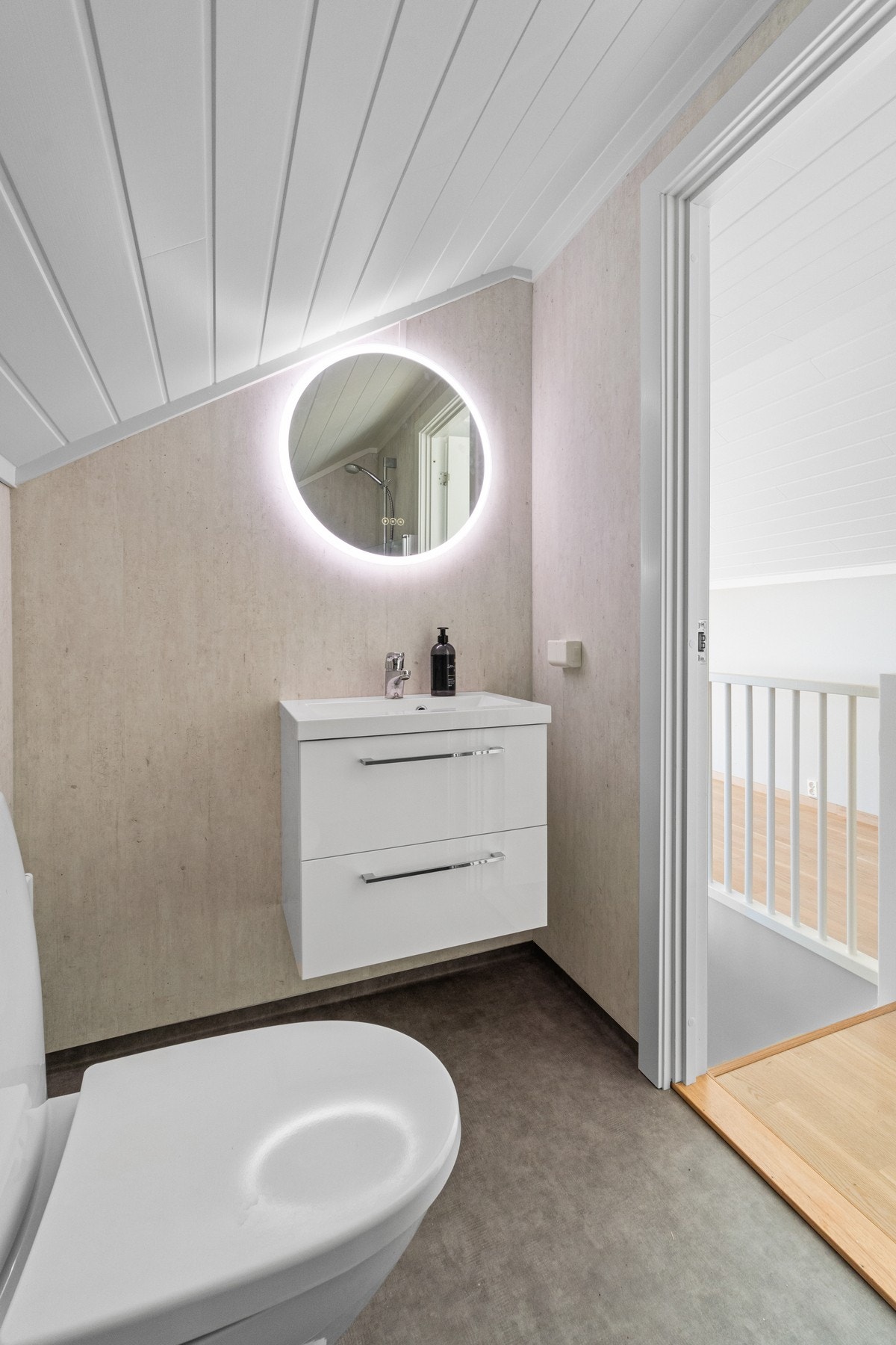 Flott bad i delikate farger. Badet ble nylig pusset opp. Galleribilde