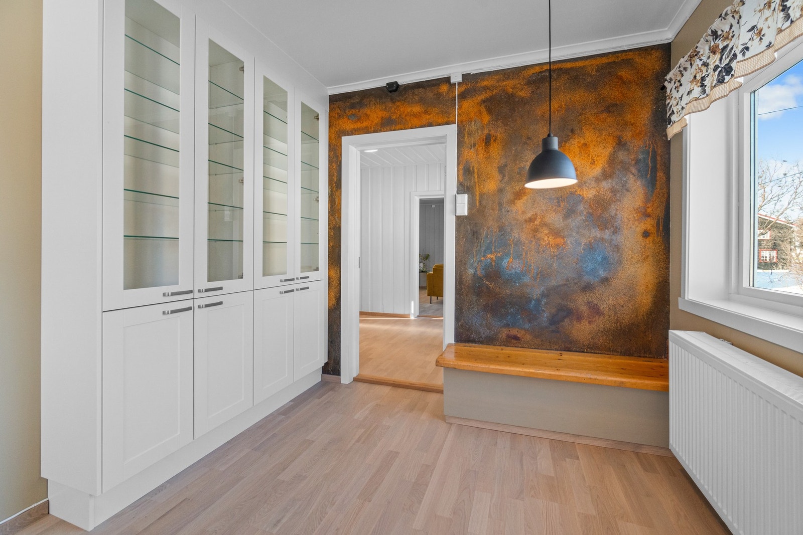 Videre ved kjøkkenet er det plass til en praktisk spisekrok. Legg merke til flere store vindusflater og vannbåren varme til oppvarming. Galleribilde