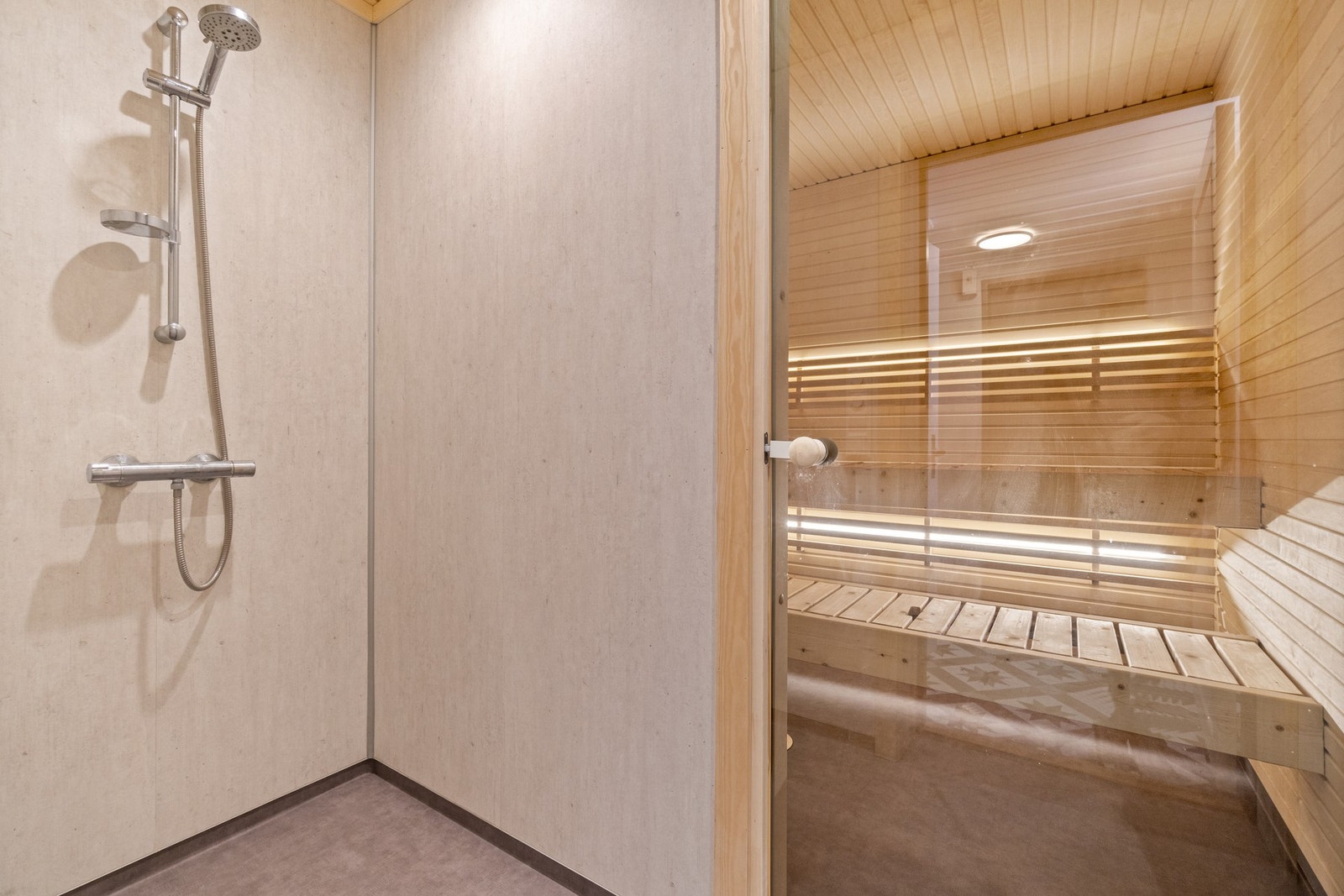 Badstuen med dusjhjørne er totalrenovert i 2024. Galleribilde