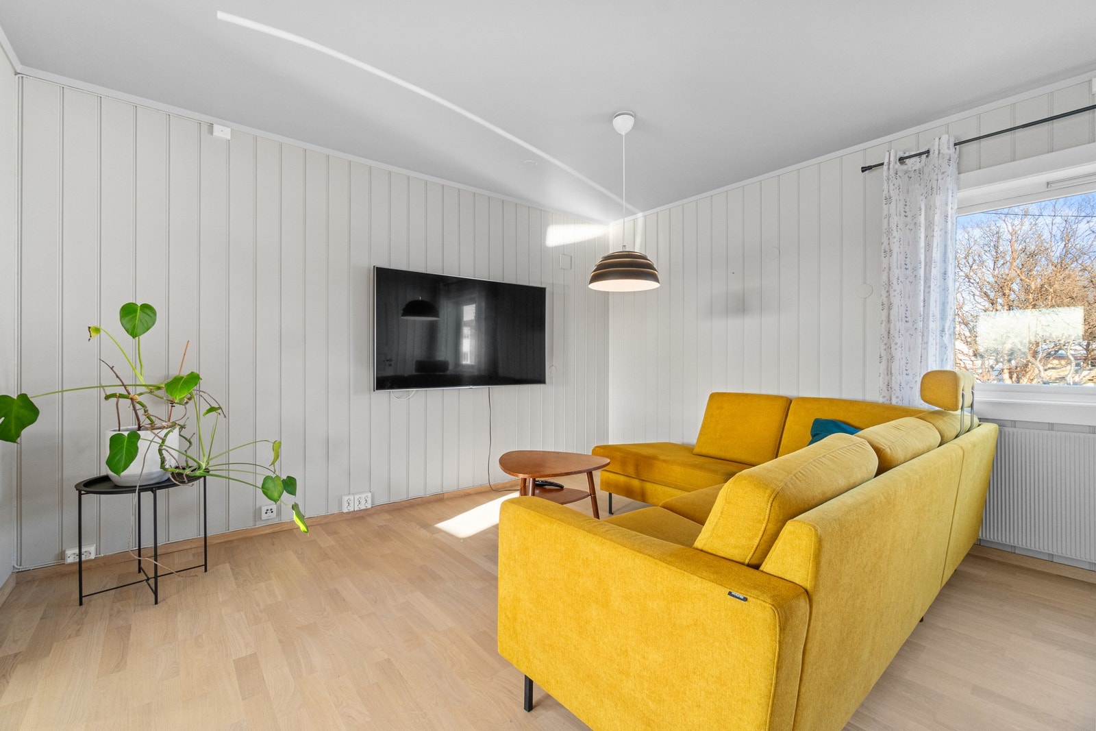 Med rommets utforming kan man enkelt møblere en stor sofagruppe. Galleribilde