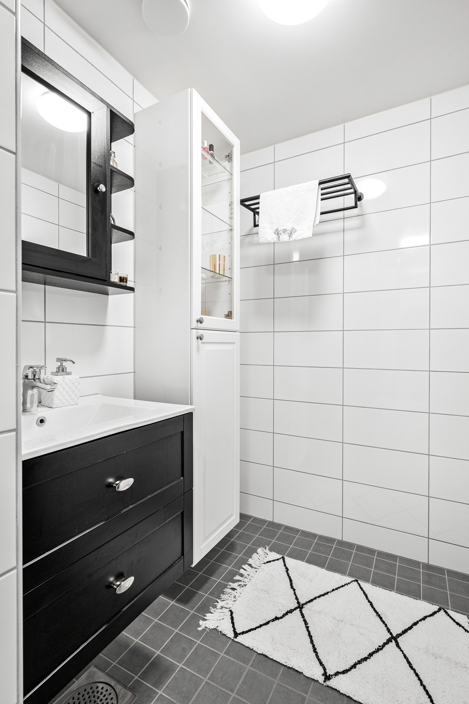 Servantinnredning med integrert servant og med speil. Galleribilde