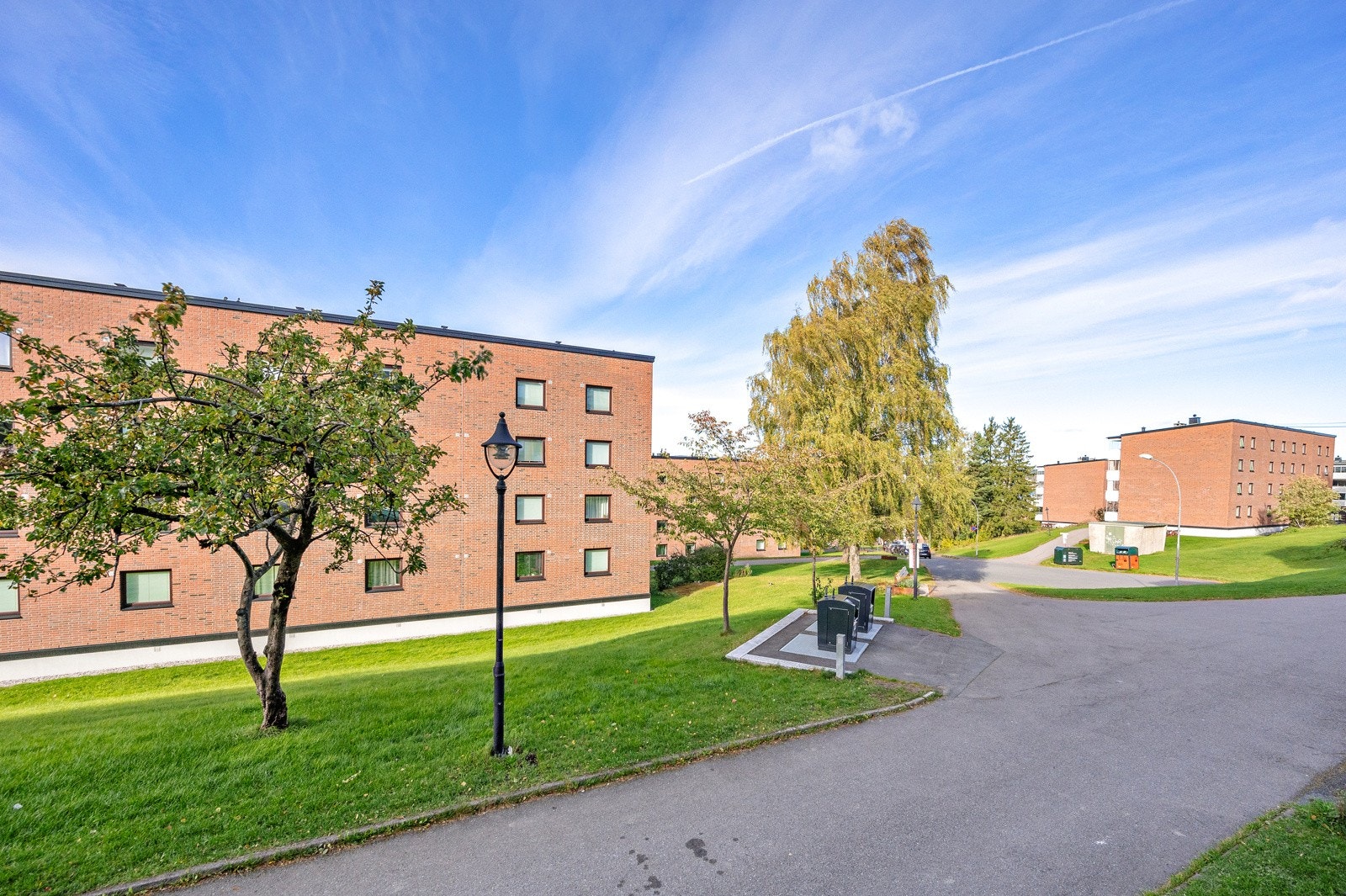 Lavrans vei 34 har en meget attraktiv intern beliggenhet, da blokken ligger innerst i en blind vei. Galleribilde